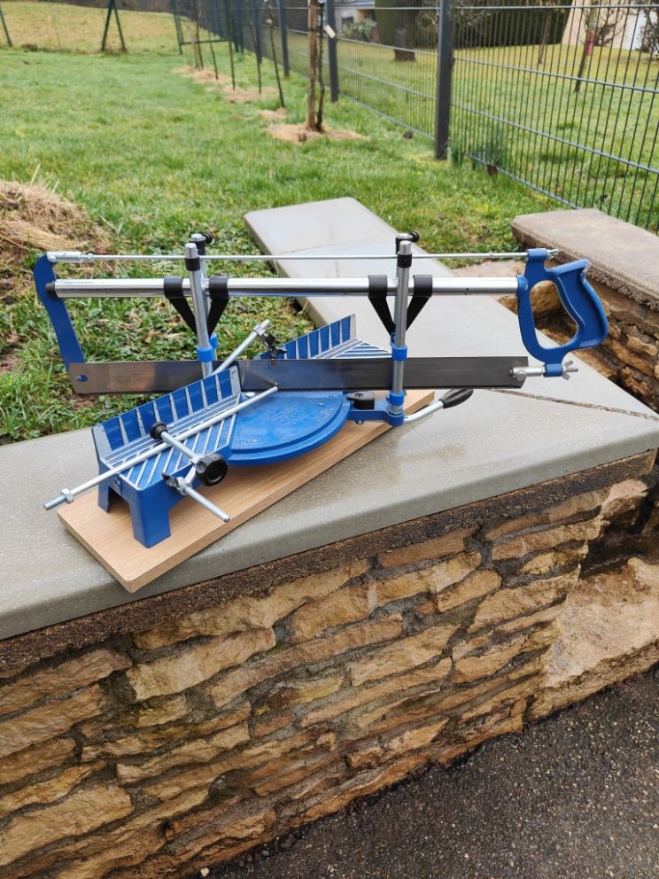 Scie � onglet manuelle sur socle en bois 20 Frahier-et-Chatebier (70)