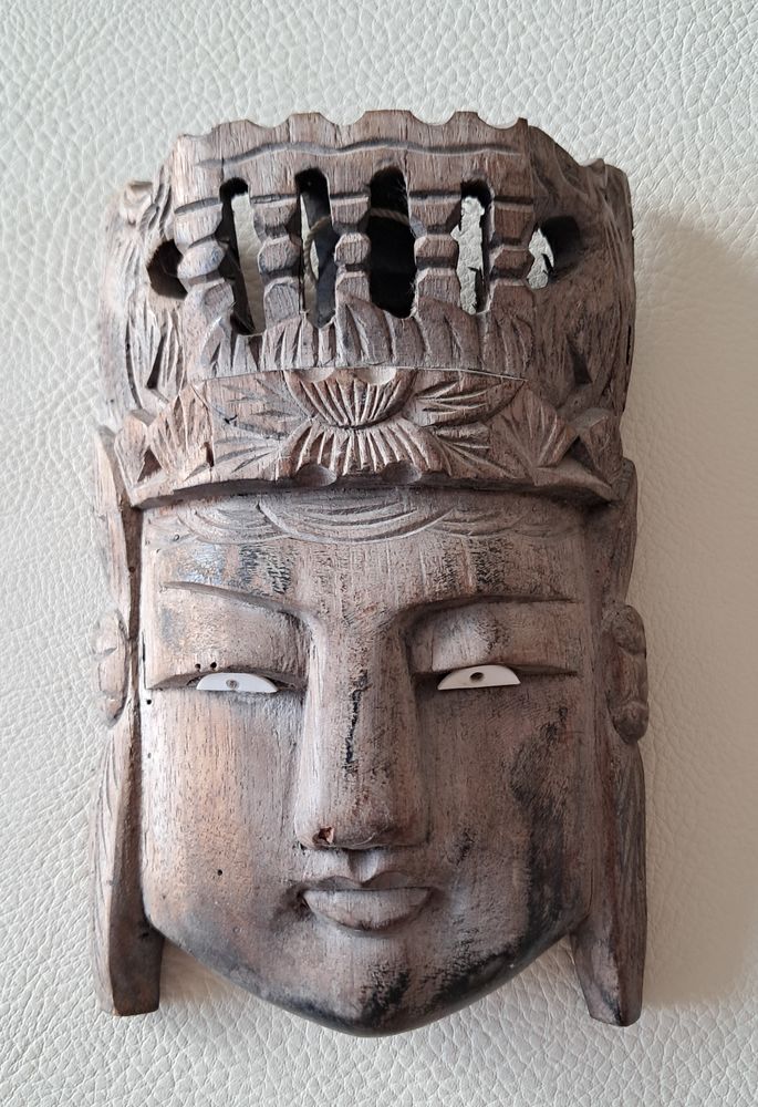 sculpture en bois masque visage style asiatique 
12 Carnon Plage (34)