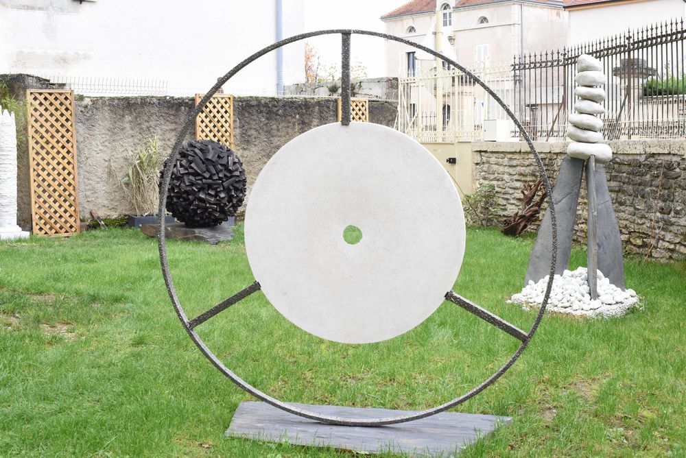 Sculpture Circulaire en M�tal et Pierre D�co Maison Jardin 2800 Dijon (21)