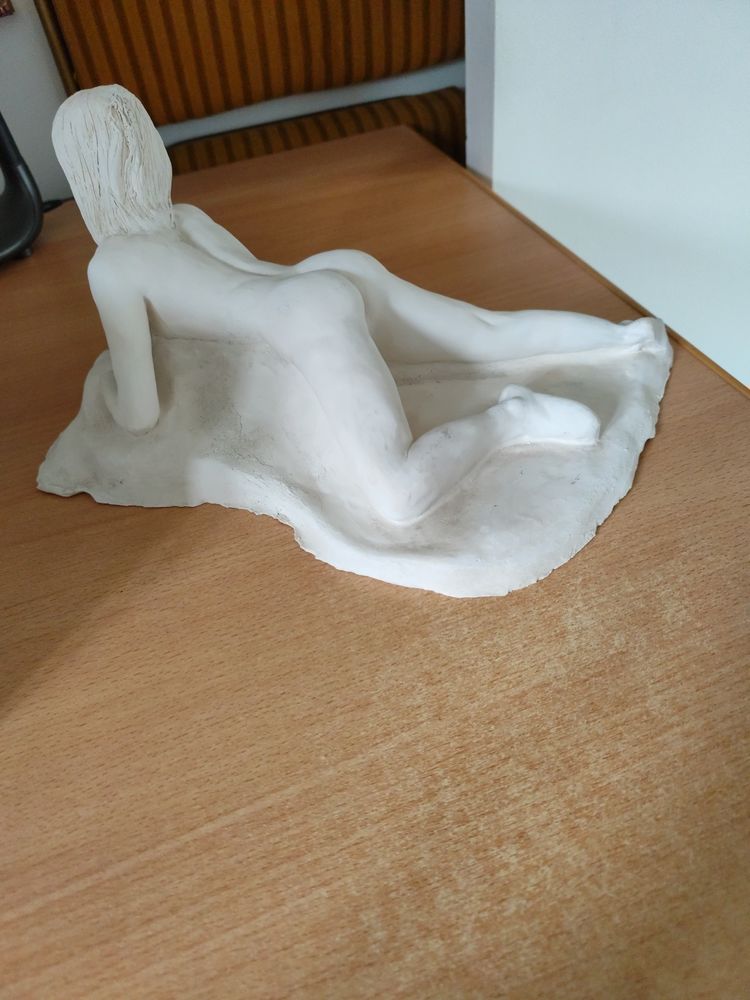 Sculpture �rotique en terre cuite blanche femme allong�e 40 Villecresnes (94)