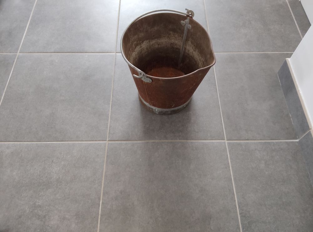 Seau en acier galvanis� pour la traite des vaches 10 Colombier-Fontaine (25)