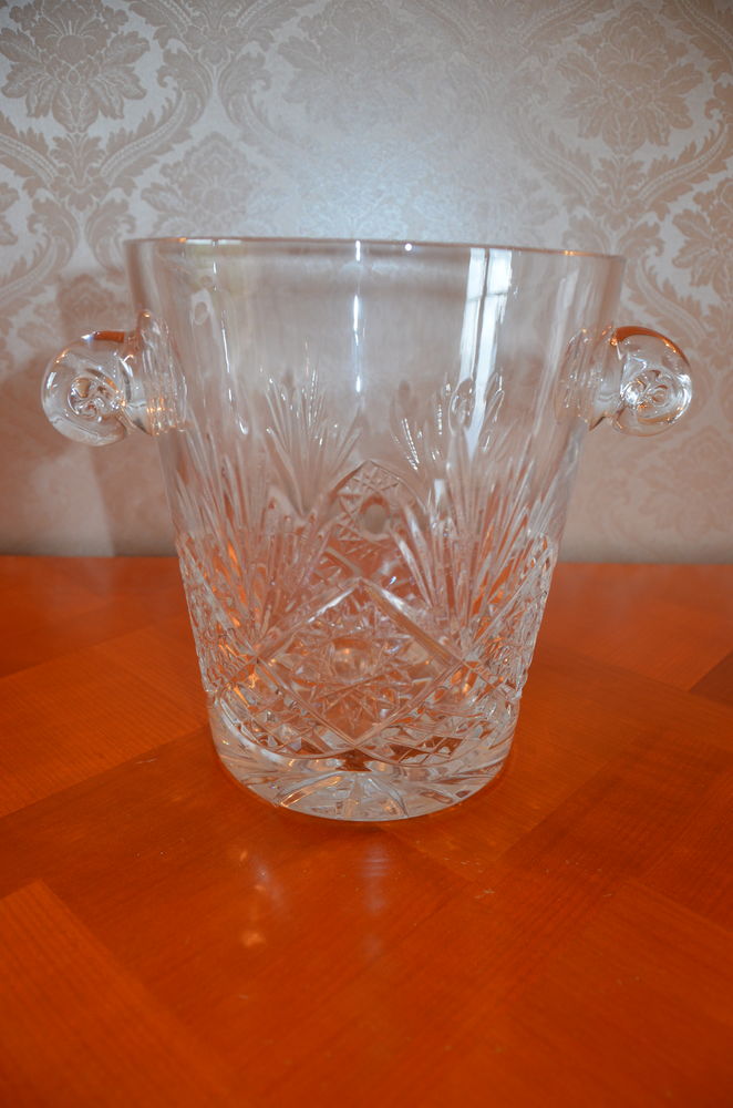 SEAU A CHAMPAGNE EN Cristal de BACCARAT. NEUF.
50 Bourbon-l'Archambault (03)