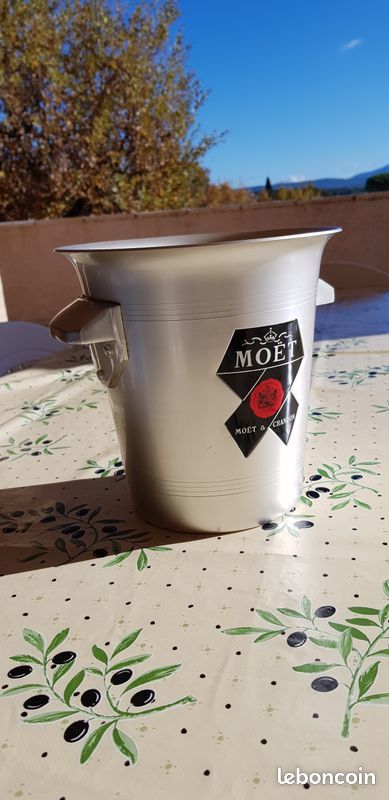 Seau � Champagne M�et et Chandon en excellent �tat.
40 Venelles (13)