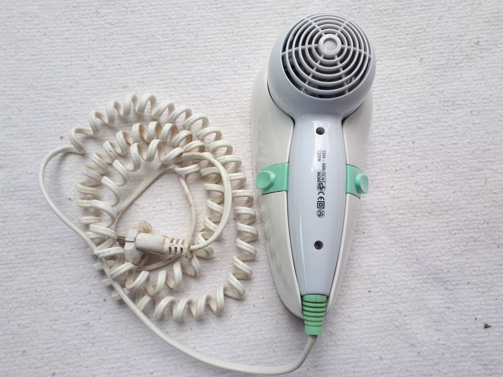 S�che cheveux mural avec support 10 Montigny-Lencoup (77)