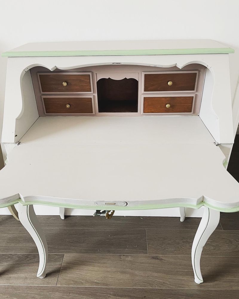 Secr�taire ancien r�nov� 350 La Turbie (06)