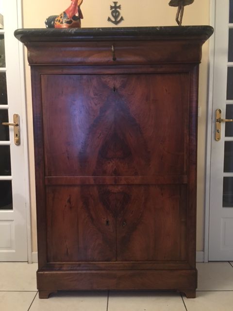 Secr�taire en noyer et marbre. 500 Castres (81)