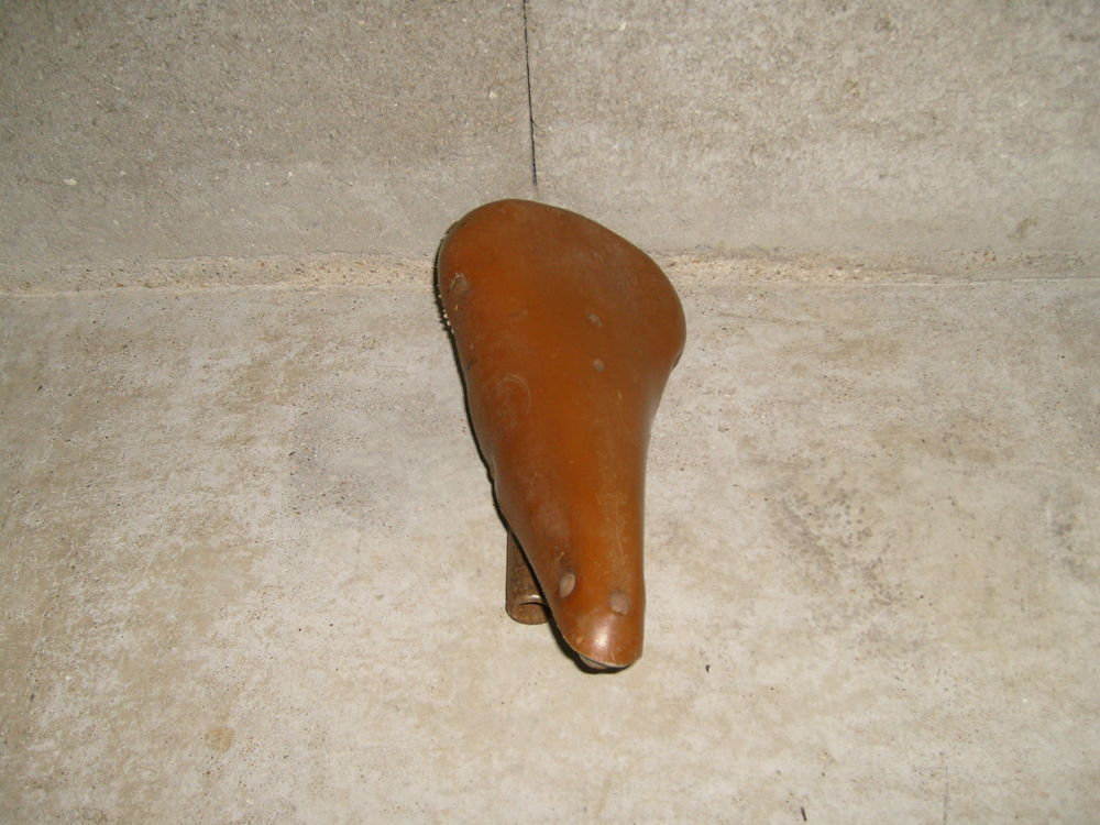 Selle caoutchouc m�che de v�lo ancien A WOLBER 40 Varades (44)