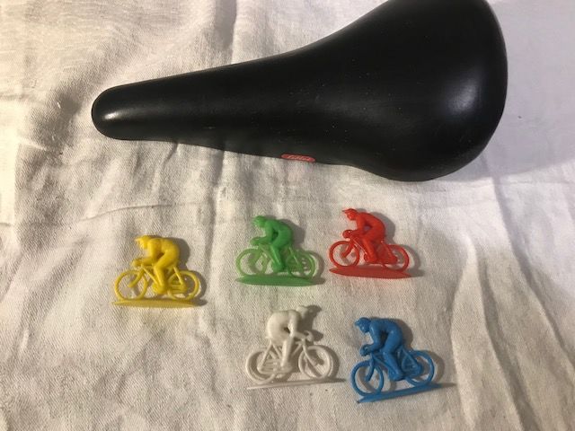 Selle de v�lo de course + 5 figurines de cyclistes 15 Mottier (38)