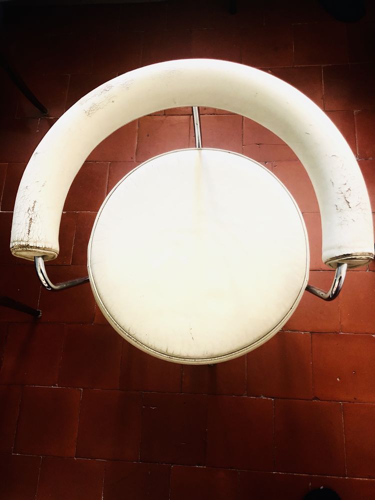 Une s�rie de 4 fauteuils LC7  Le Corbusier 0 N�mes (30)