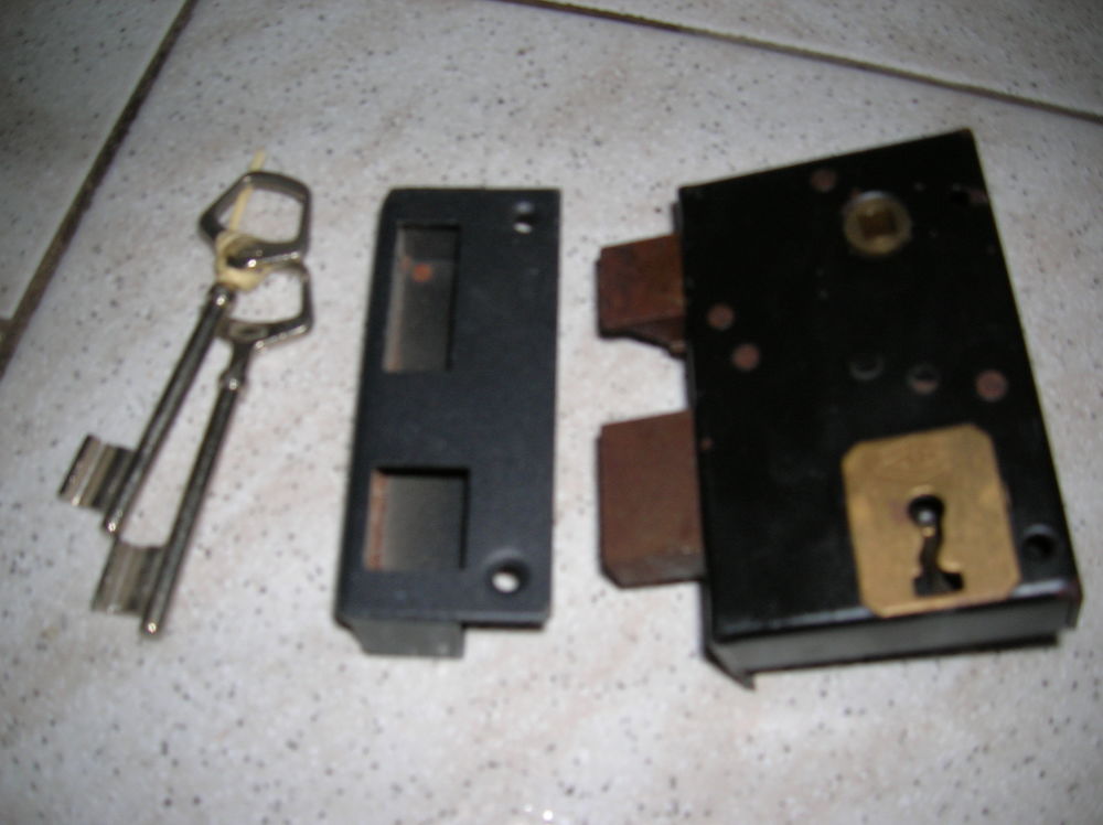 serrure portail en applique verticale gauche+ 2 cl�s 20 Reims (51)