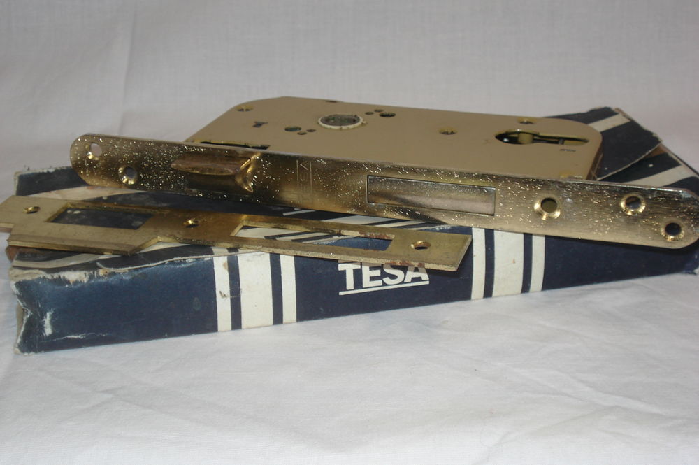 Serrure de s�ret� � cylindre � encastrer. 30 B�ziers (34)