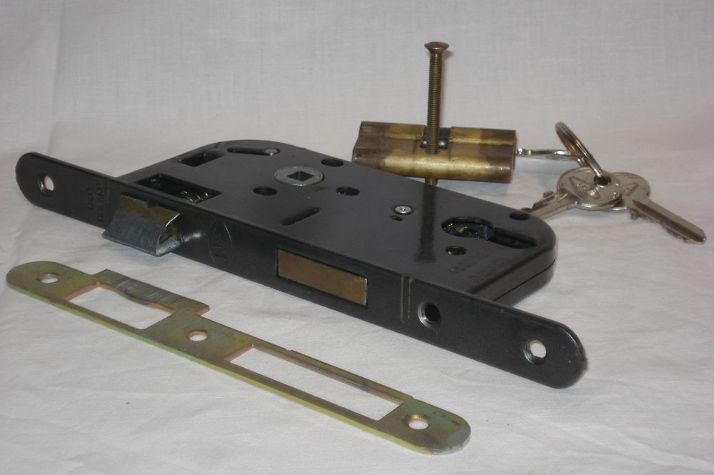 Serrure de s�ret� � cylindre � encastrer. 45 B�ziers (34)