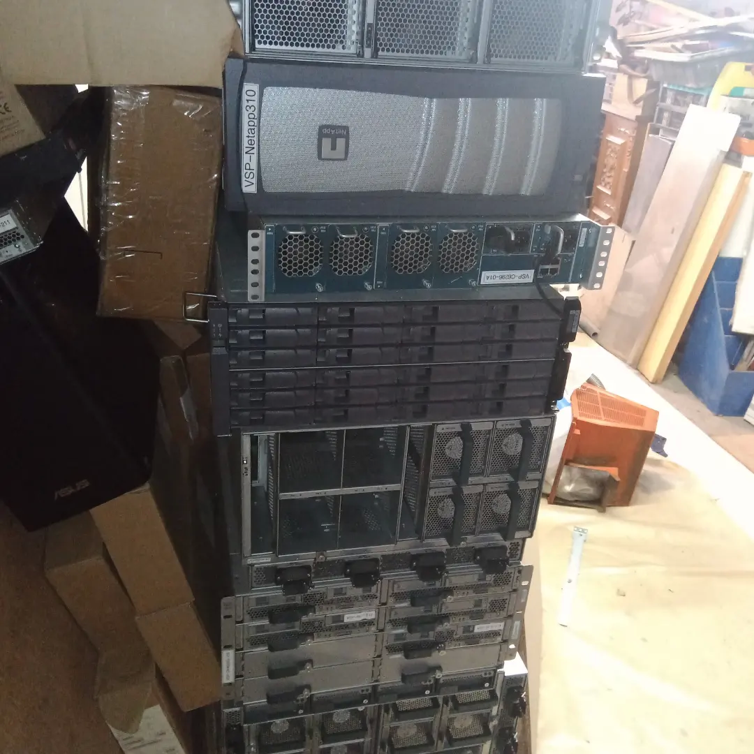 Serveur Cisco avec tout le mat�riel c�bles et disques durs 0 Crosne (91)