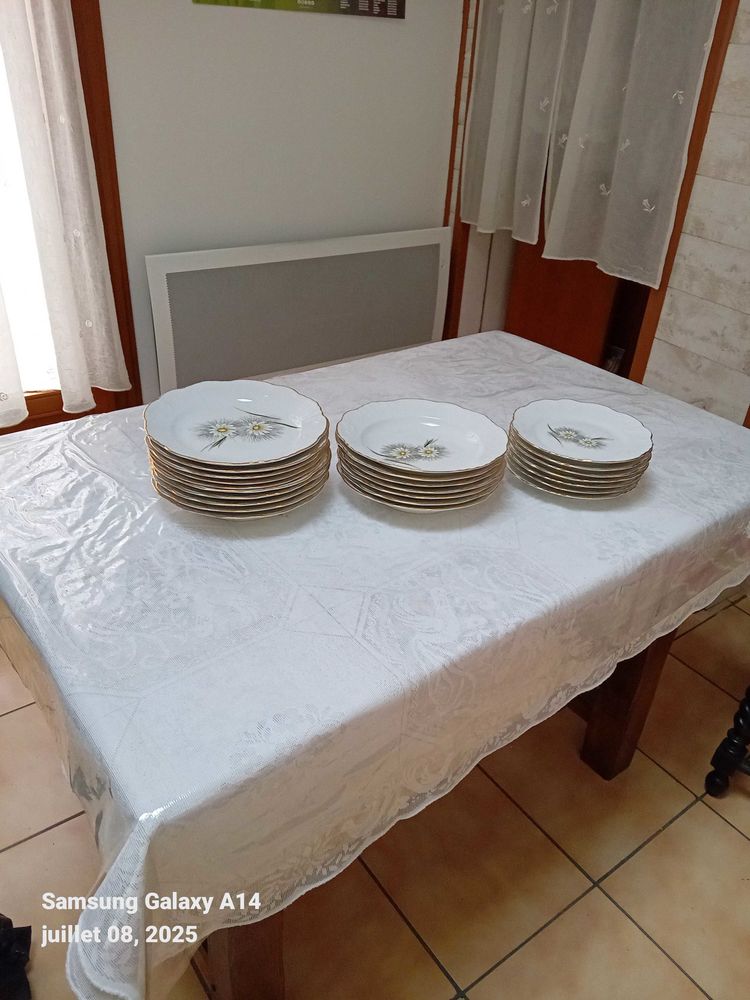 un service assiette en porcelaine neuf paiement en main propre 10 Malesherbes (45)
