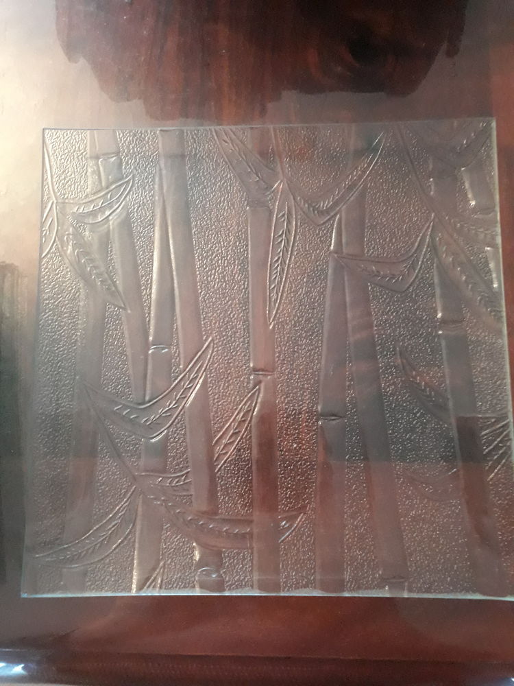 Service de 36 assiettes en verre transparentes. 20 Cressanges (03)
