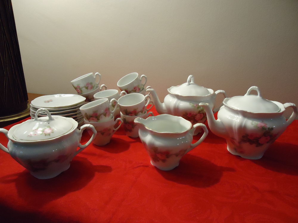 SERVICE A CAF�. DECOR ROSES.  PORCELAINE.  VINTAGE 35 Grenoble (38)