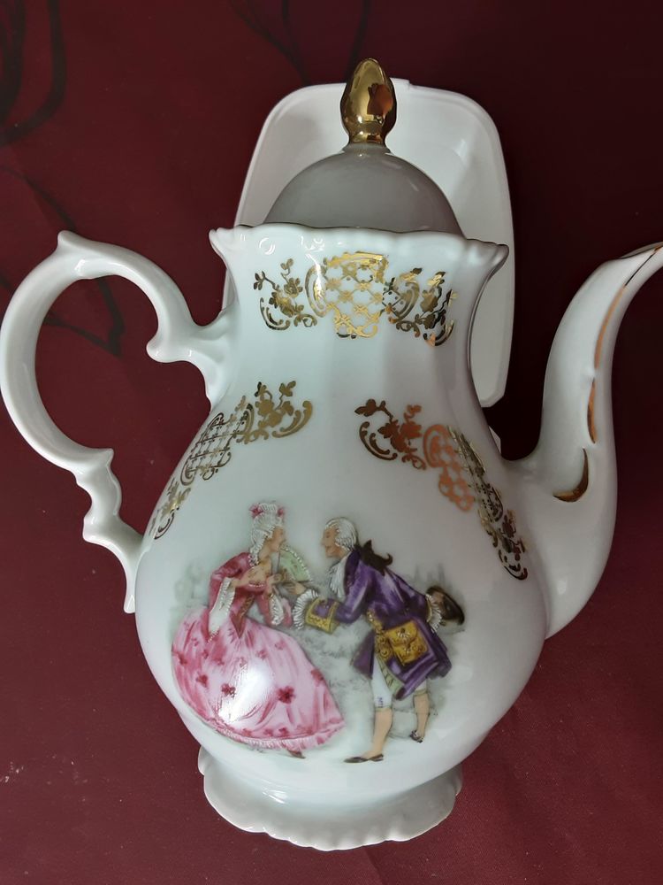 Service � caf� ou � th� de 15 pi�ces au total 50 Pontoise (95)