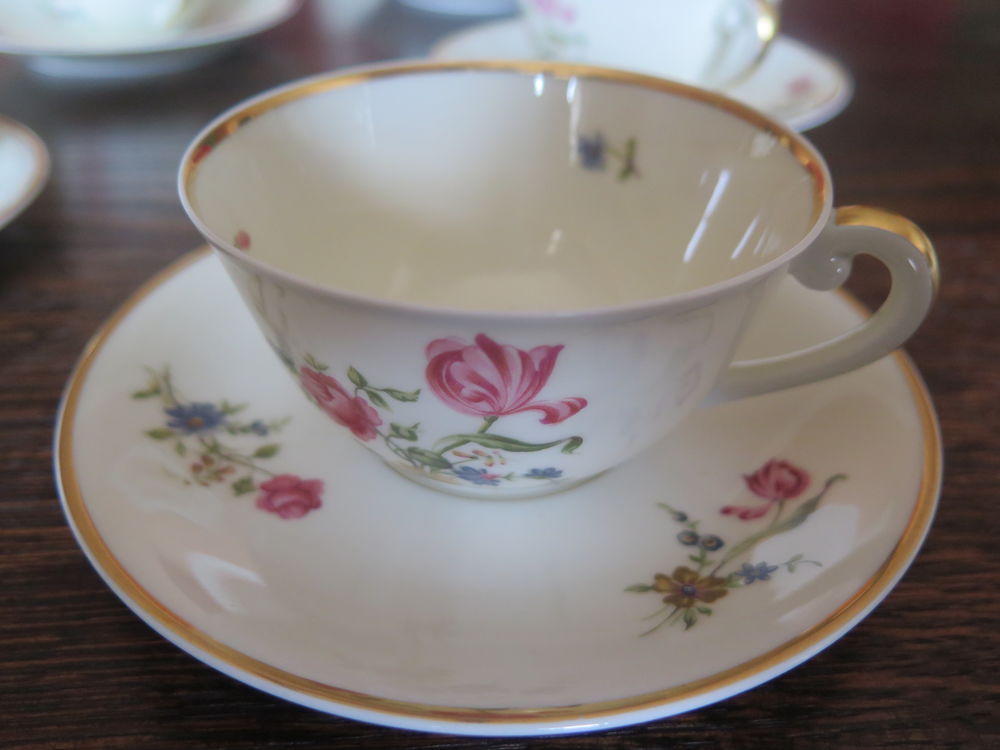 service � caf� et � th� en porcelaine de Limoges A. VIGNAUD 180 Vaux-sur-Seine (78)