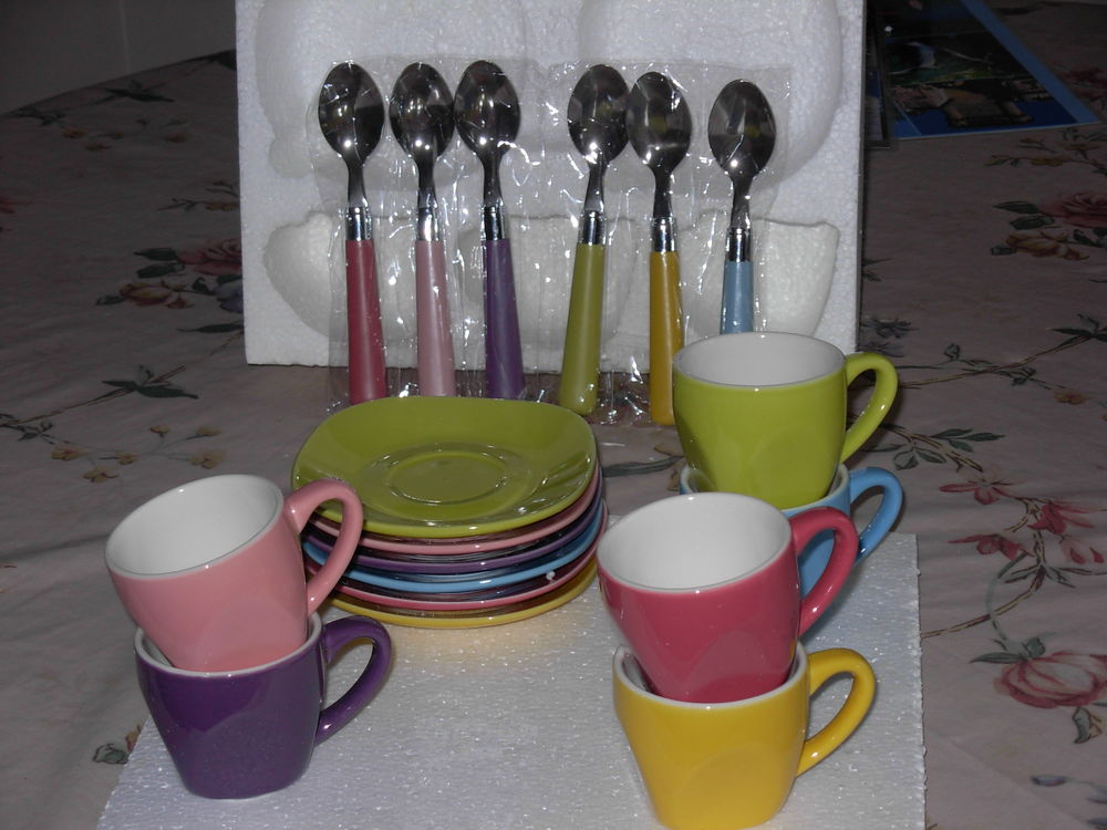 Service � caf� 6 tasses, 6 soucoupes, 6 cuill�res, neuf 5 Ch�n�railles (23)