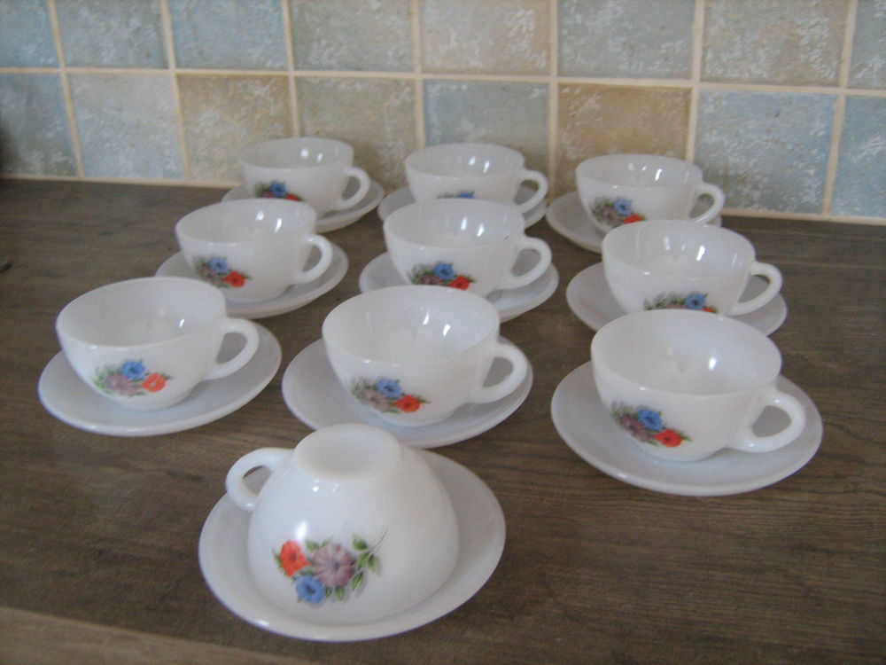 Service � caf� vintage. 12 Les Herbiers (85)