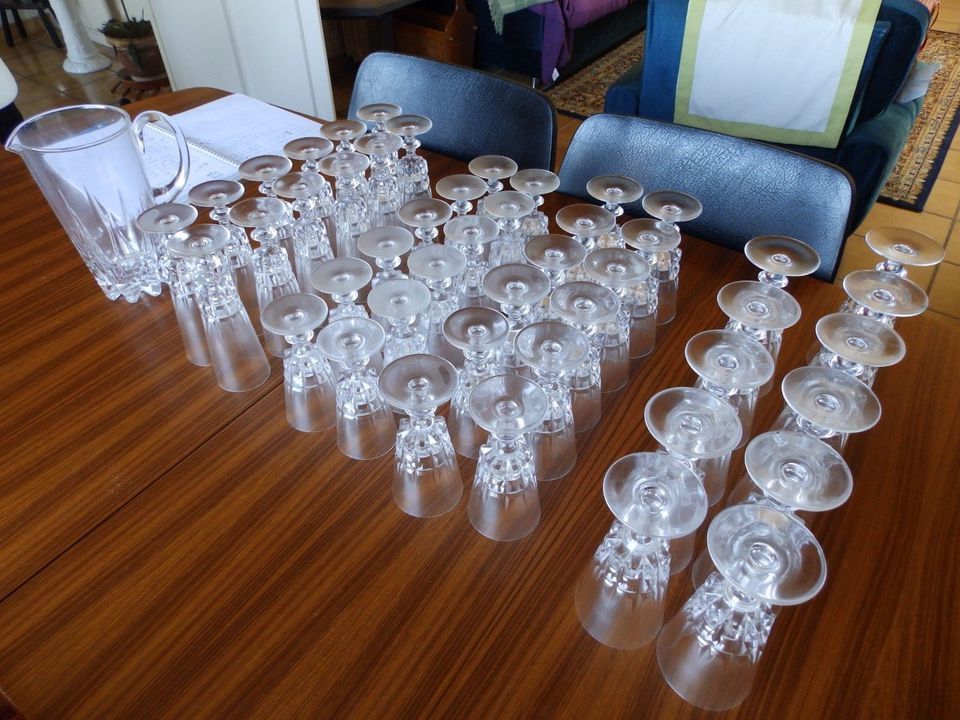 Service en cristal de verres, sceau à champagne et pichet.  350 Tarnos (40)
