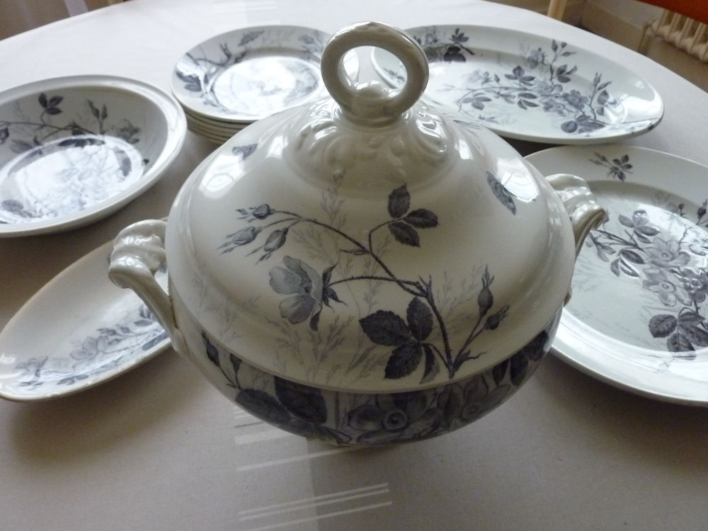 SERVICE  EGLANTINE EN FAIENCE FINE DE CREIL MONTEREAU 280 Soissons (02)