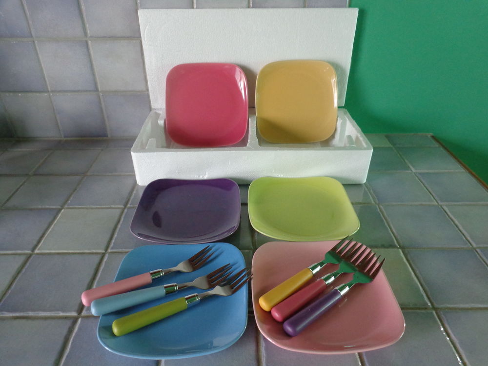 Service a gateaux pour 6 personnes coloris pastels. 15 Theix (56)