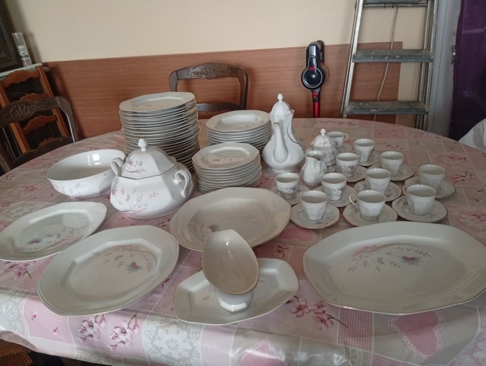 Service de porcelaine complet de 80 pi�ces
40 Ch�teaudun (28)