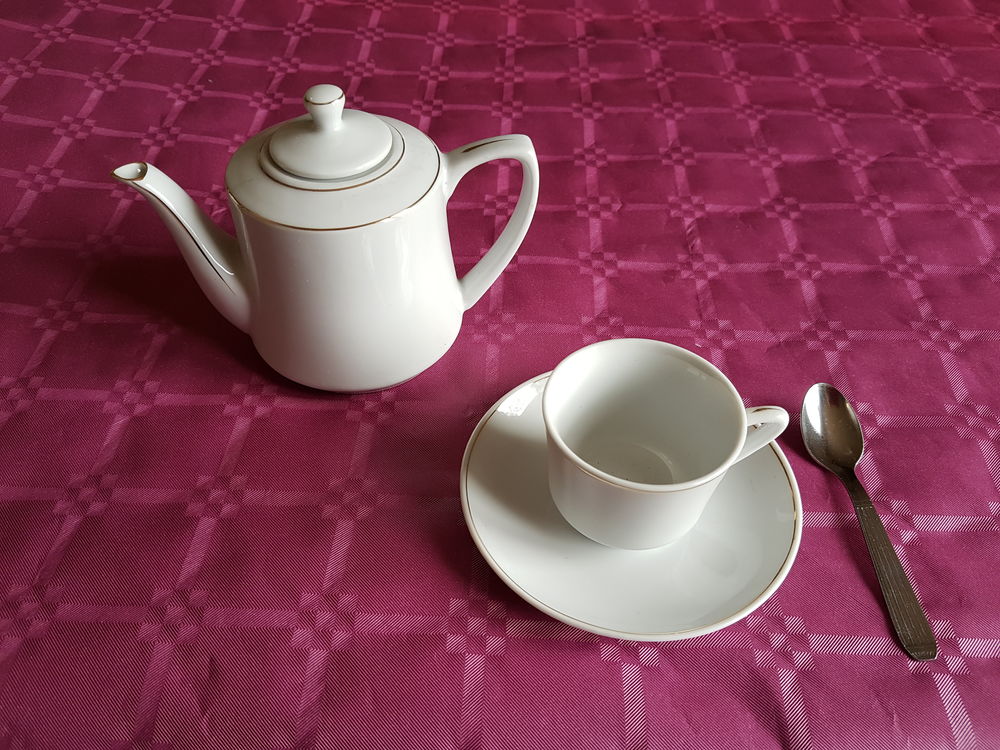 Service porcelaine 4 tasses, sous_tasses, cuill�res et 1 pot 10 Guarbecque (62)