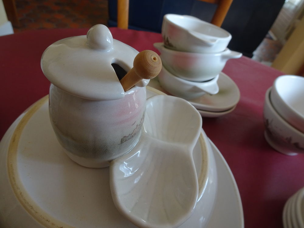 Service de table fa�ence 190 M�n�treux-le-Pitois (21)