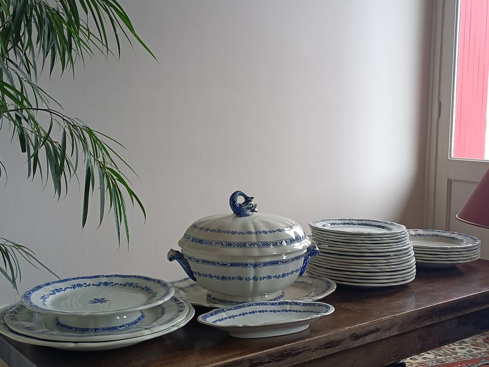 Service de table, fa�ence ancienne bleue, Gien.
150 Boulazac (24)