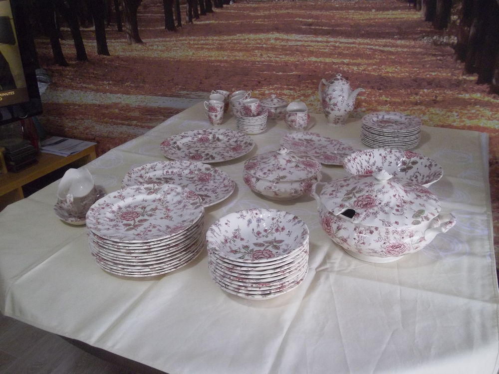 Service de table JOHSON BROTHERS ROSE CHINTZ 1980 Montigny-l�s-Metz (57)