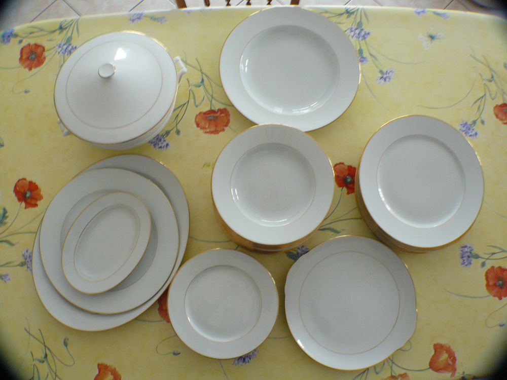 SERVICE DE TABLE LIMOGES BLANC LISERE DORE 120 Saintes (17)