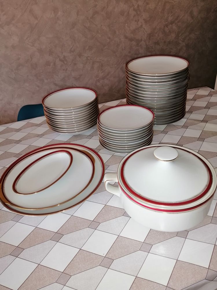 Service de table porcelaine SOFAFILS 48 pi�ces 85 Croissy-sur-Seine (78)