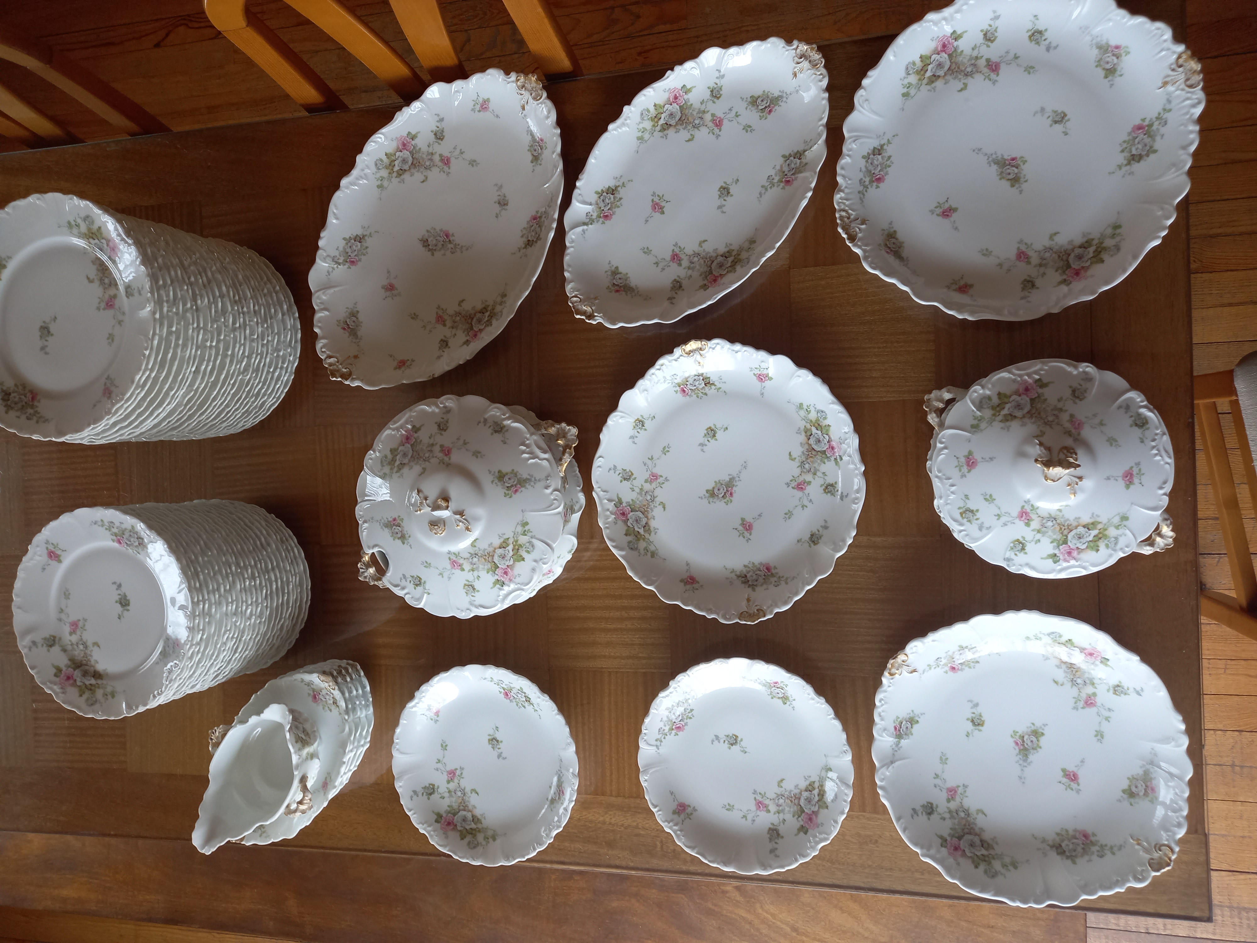 service de table porcelaine de Limoges � fleurs 62 pi�ces 200 Saint-Lary-Soulan (65)