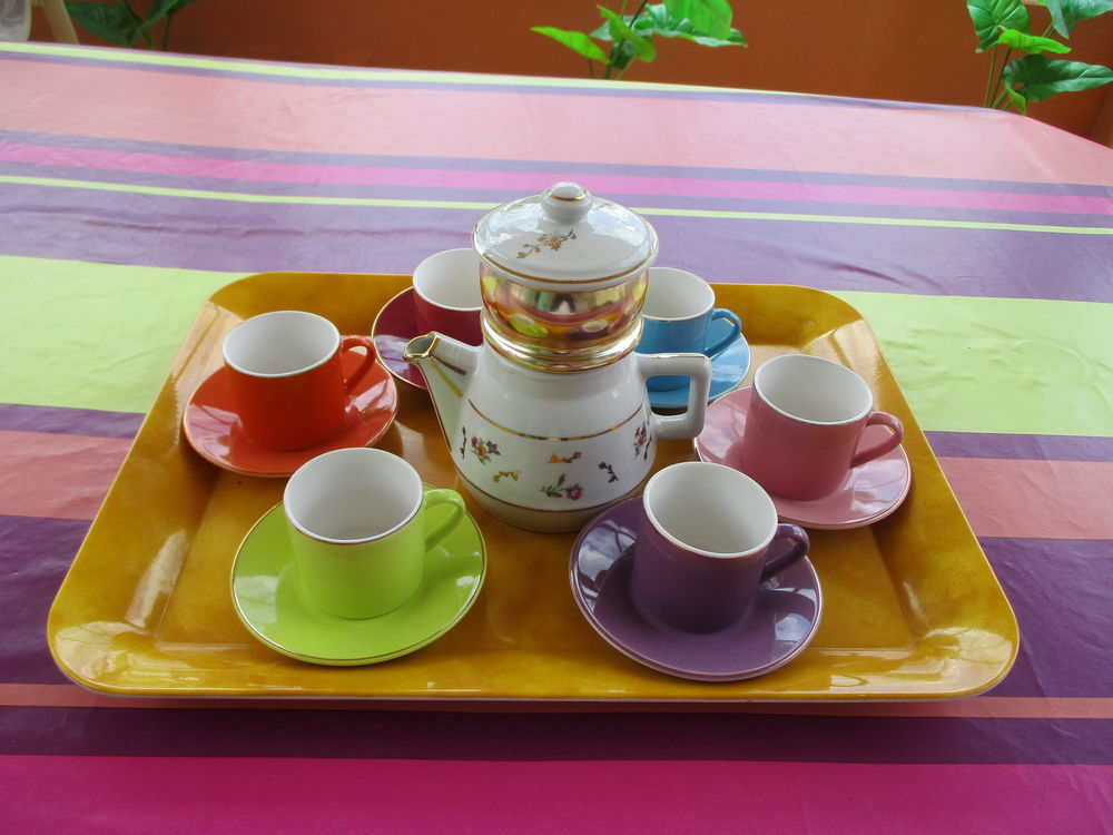 Service 6 tasses & soucoupes multicolores 20 Le Vernois (39)
