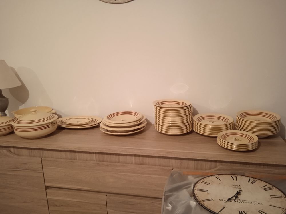 D'UN SERVICE A VAISSELLE ANCIEN 450 �ragny-sur-Epte (60)