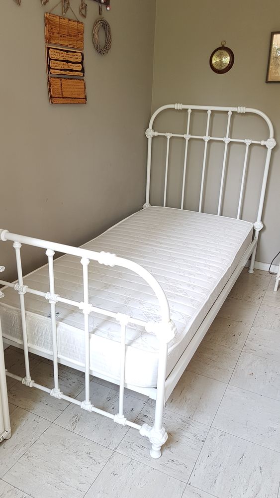 Lit shabby 90 200 m�tal blanc + matelas orthop�dique TBE 180 Toulouse (31)