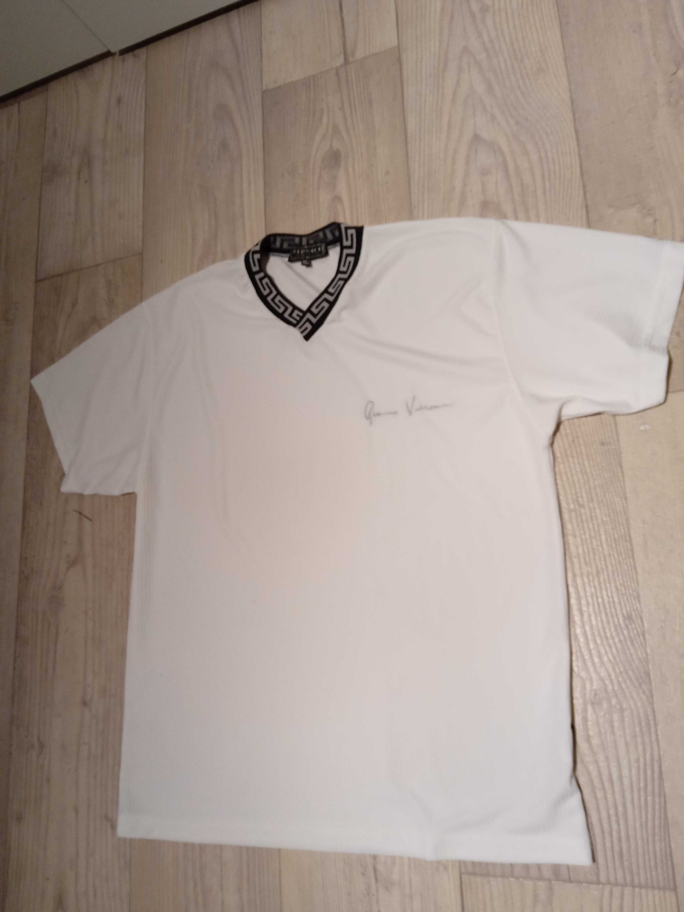 Tee-shirt blanc homme col v 10 Estaires (59)