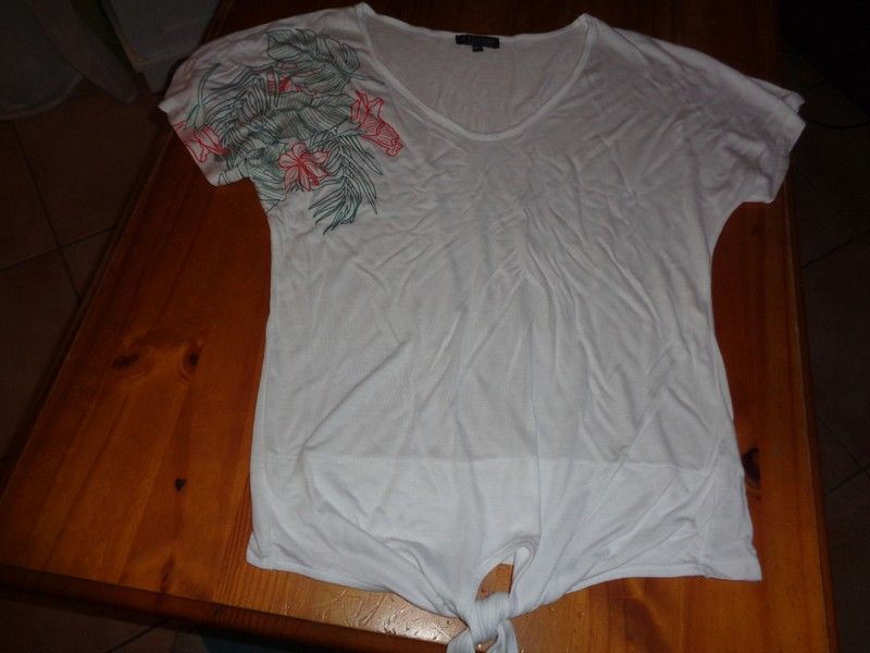 T shirt Charlott blanc taille 34/36,  neuf  � 15 euros 15 Laura�t (32)