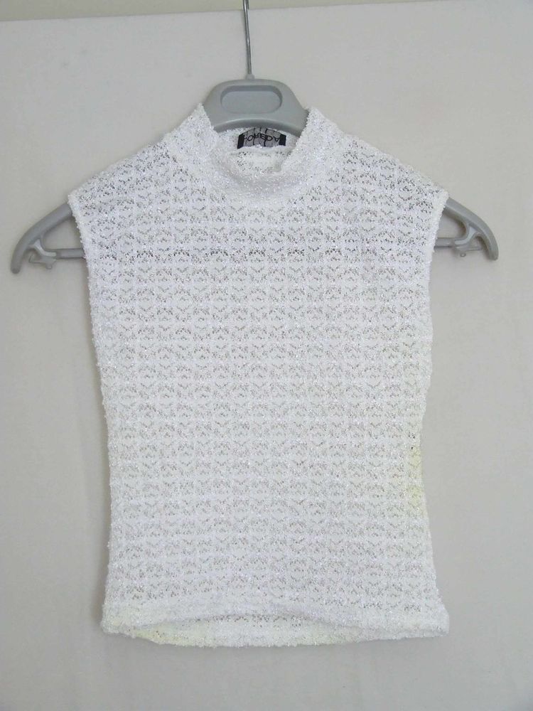 02 T-shirt dentelle col chemin�e pr�s du corps, T. 38-40, NE 5 Bagnolet (93)