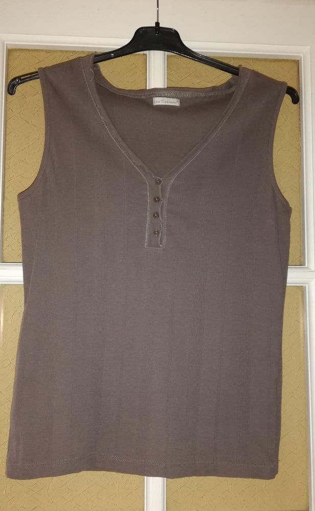 Tee-shirt femme sans manches. 4 Asni�res-sur-Seine (92)