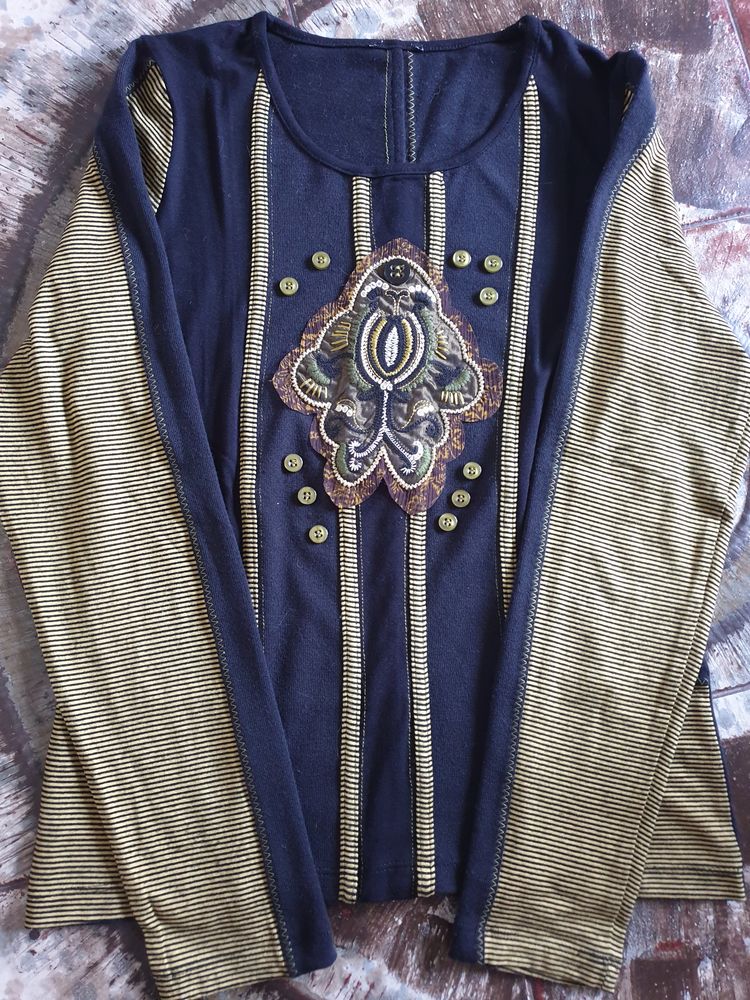 Tee-shirt fond noir, � motifs, T 36-38, d�griff� L. Vidal 8 Voisins-le-Bretonneux (78)