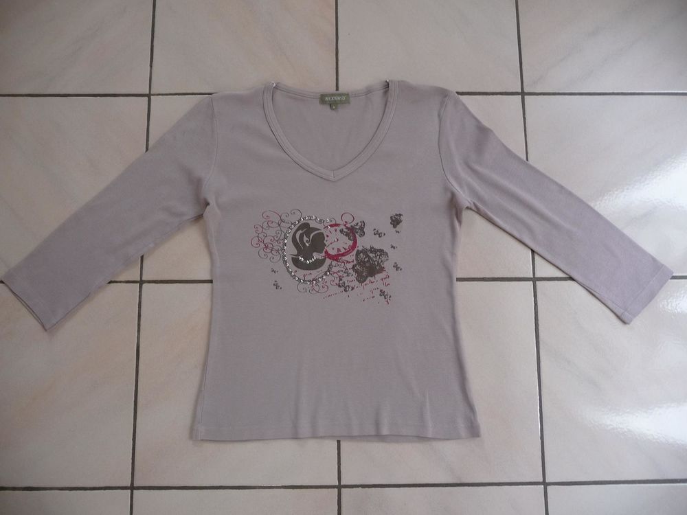 Tee-shirt gris clair motif baroque Taille M 6 Celles-sur-Belle (79)