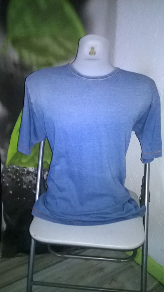 T shirt homme 
Bleu ciel 
Marque MANGO 
Taille M 
Bon et 4 Talange (57)