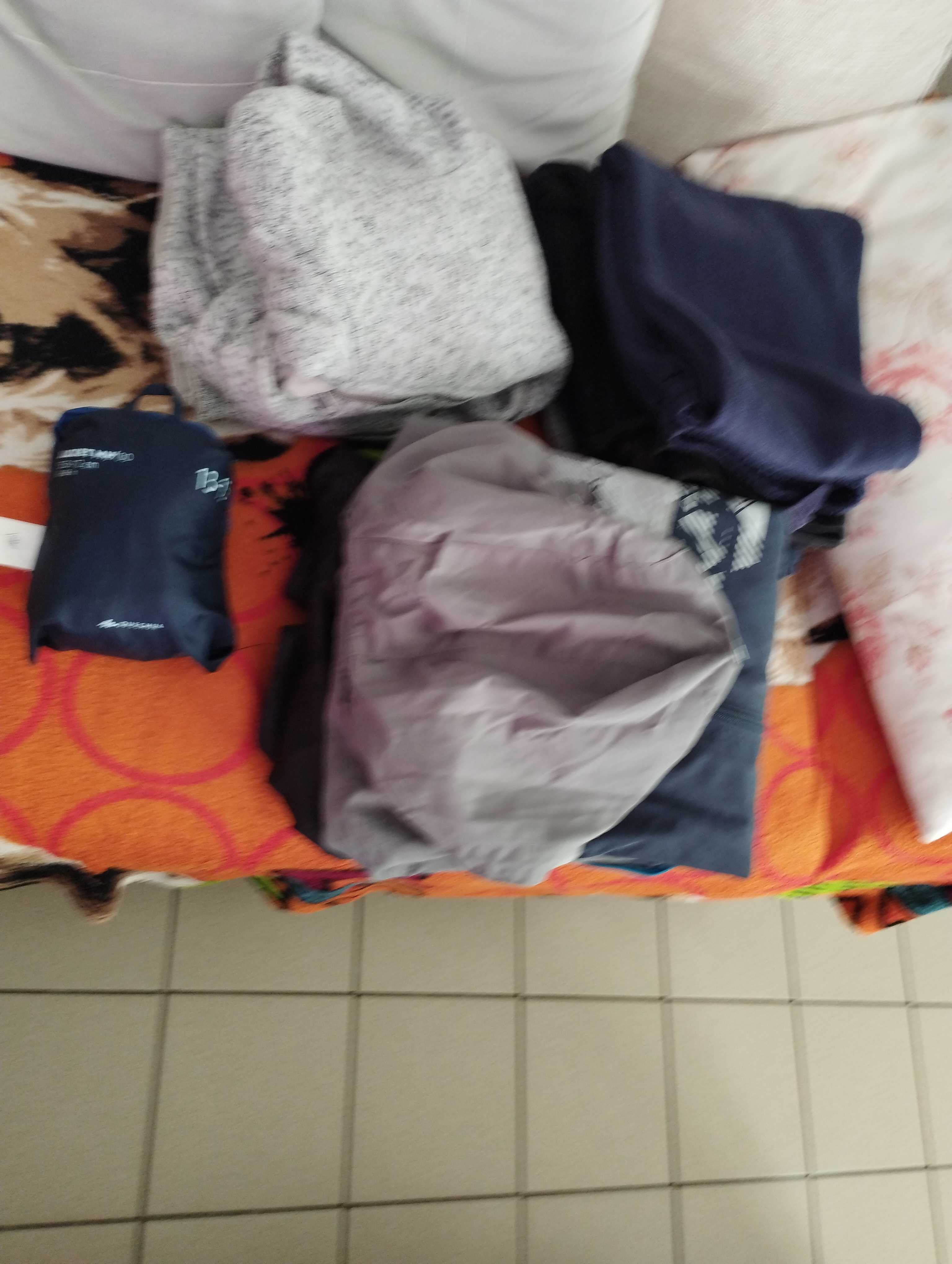 tee-shirt, jeans, sweat � capuche, sweat sans capuche, pantalons de surv�tement, k-way, sous-pulls. � ges 13,14ans.Ventes en lots. 50 Saint-Pierre-du-Perray (91)