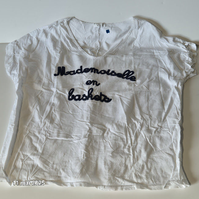 T-shirt  Mademoiselle en baskets  floqu� bleu sur  fond blan 3 Saumur (49)