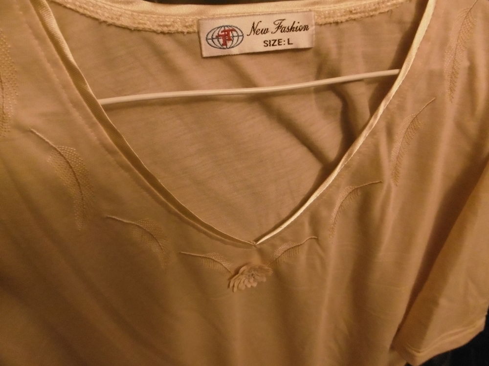 Tea shirt neuf avec col V satin 10 Villars-les-Dombes (01)