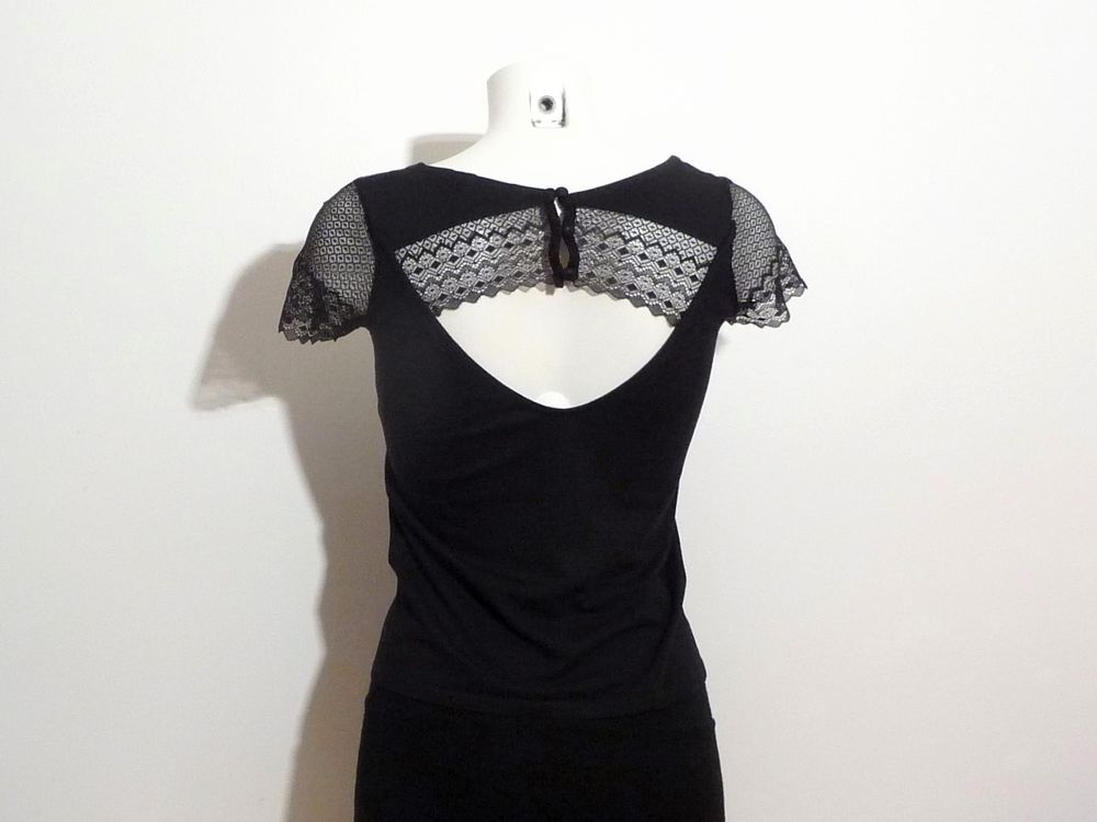 Top/ Tee Shirt Noir avec Dentelle et Manches Courtes-Naf Naf 18 Paris 15 (75)