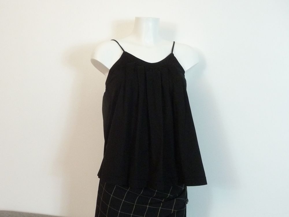 Top/Tee Shirt Noir avec Plis et Bretelles R�glables- Naf Naf 15 Paris 15 (75)